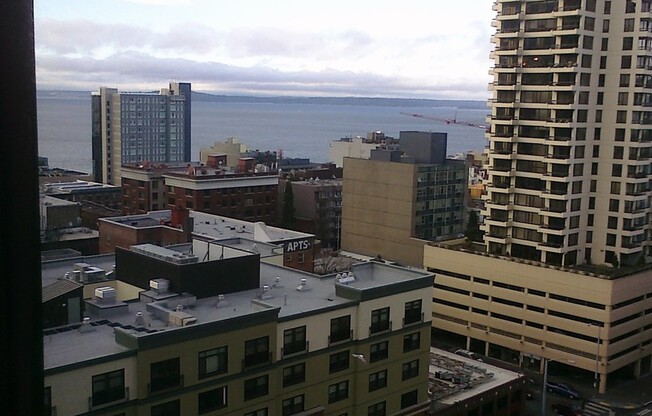 Beautiful bright One Bedroom Condo With Stunning Views. 750sqft