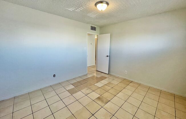 2 beds, 1 bath, 800 sqft, $850, Unit 4
