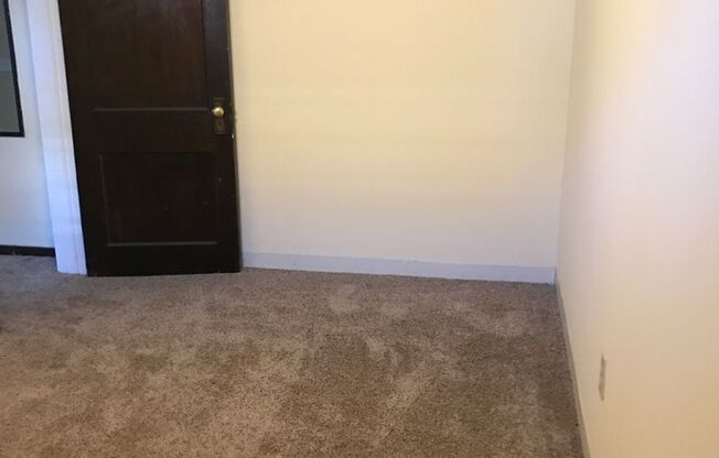 Studio, 1 bath, 400 sqft, $850, Unit 13