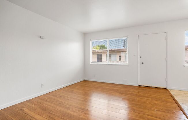 Oakland 1-Bed Gem: Garbage / Water / Gas Paid & Off-Street Parking!
