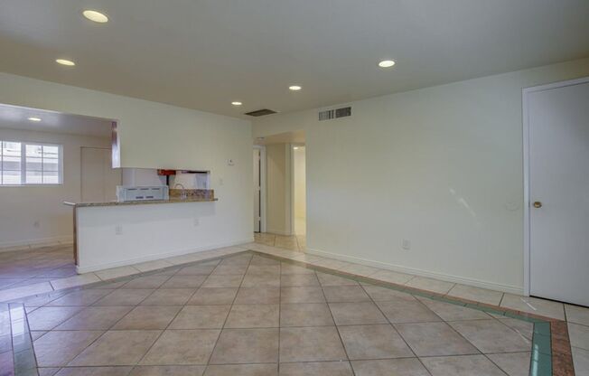 2 beds, 1 bath, 880 sqft, $1,100, Unit Unit B