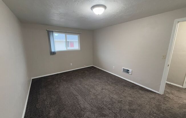 2 beds, 1 bath, 756 sqft, $1,225, Unit 32