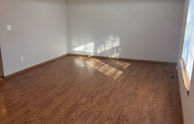 2 beds, 1 bath, 1,000 sqft, $850, Unit 809 E Garfield  A