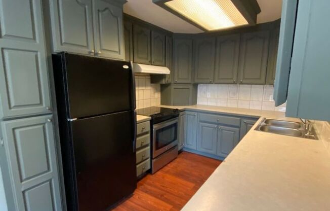 4 bedroom + 2 bonus rooms, 2 entrances and 2 kitchens!