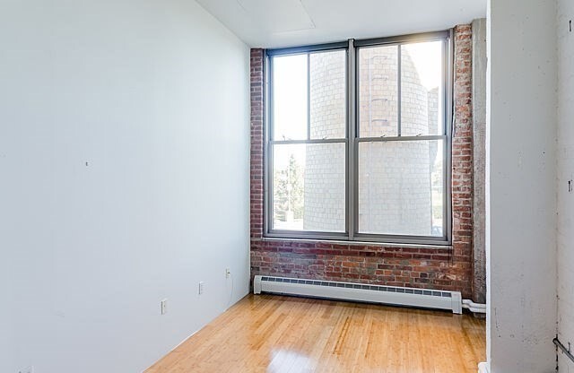 Studio, 1 bath, 989 sqft, $2,400, Unit Street