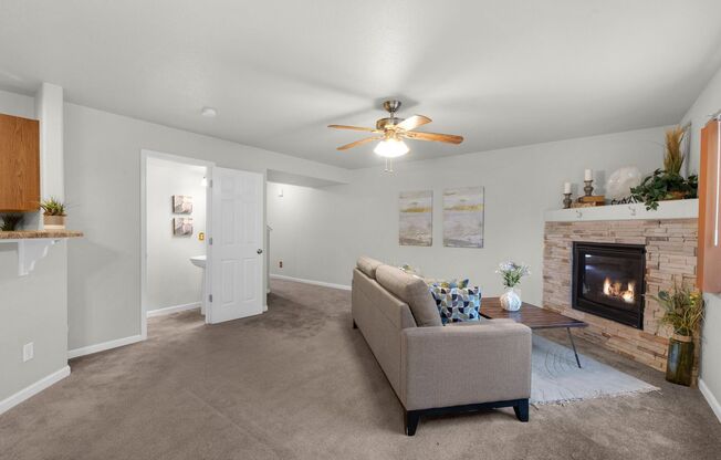 3 BED/2.5 BATH TOWNHOME W/PATIO & 2-CAR GARAGE!