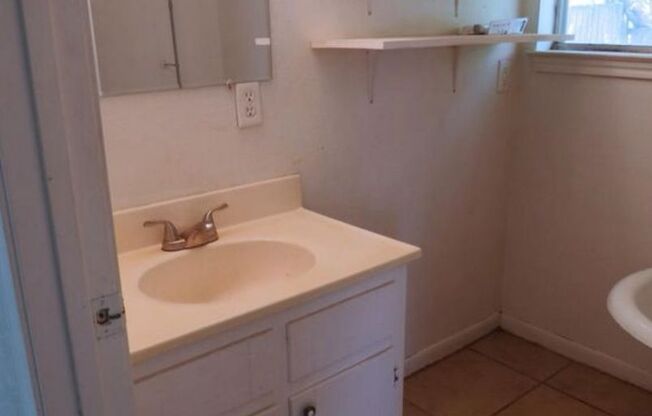 1 bed, 1 bath, $900, Unit # #B