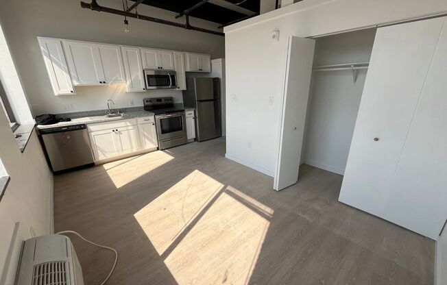 Studio, 1 bath, 327 sqft, $895, Unit 206