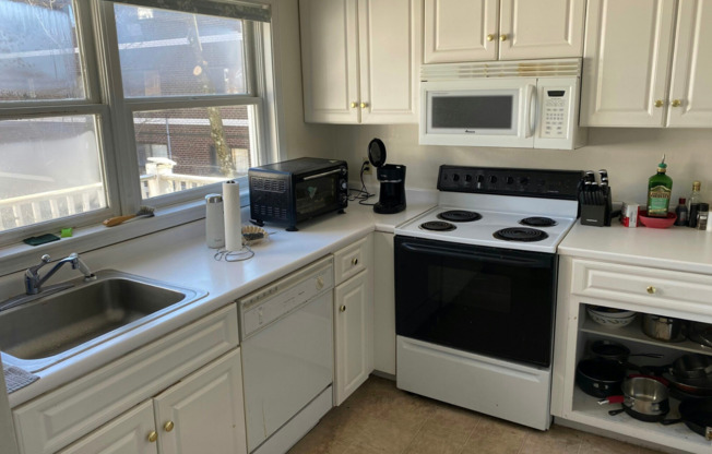 2-Fl Duplex Available for June! 3-beds, 2.5 Baths