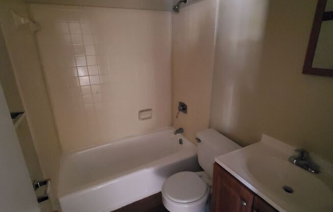 1 bed, 1 bath, $775, Unit C