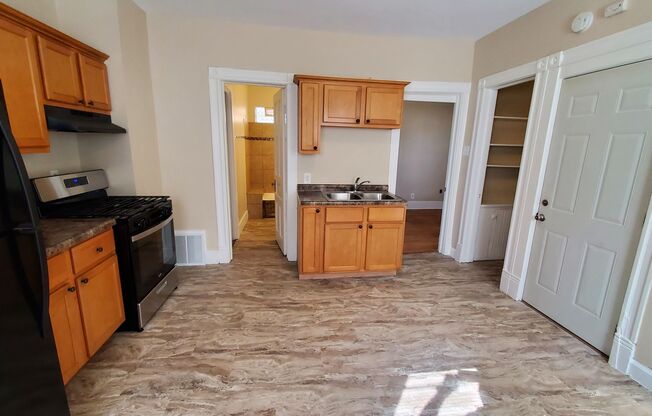 3 beds, 1 bath, 1,100 sqft, $1,320, Unit 2758 N Holton - Upper