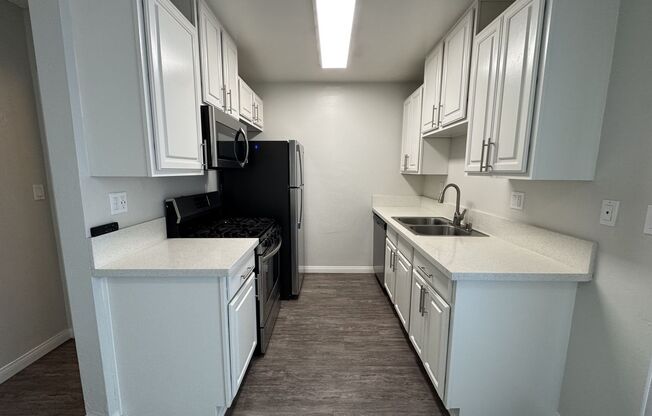 2 beds, 1.5 baths, 1,055 sqft, $3,085, Unit R084