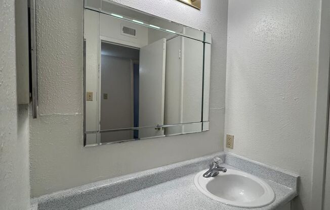 2 beds, 2 baths, 1,000 sqft, $1,275, Unit 401