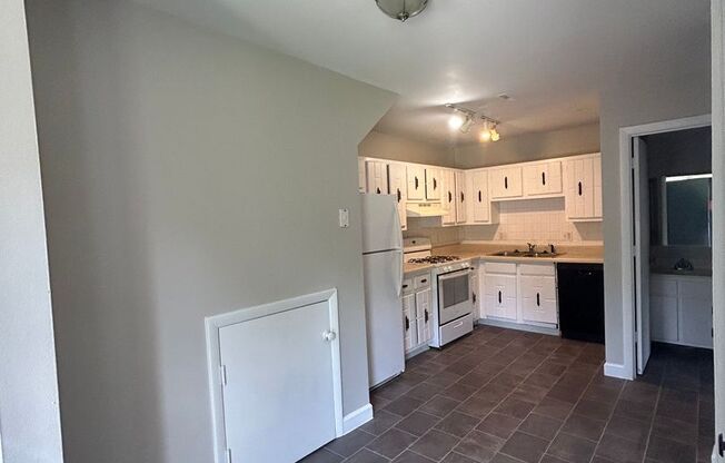 3 beds, 2.5 baths, 1,636 sqft, $1,379, Unit 729