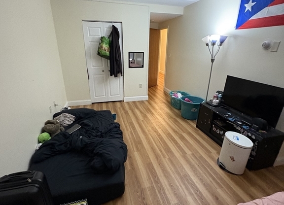 3 beds, 1 bath, $4,500, Unit 4