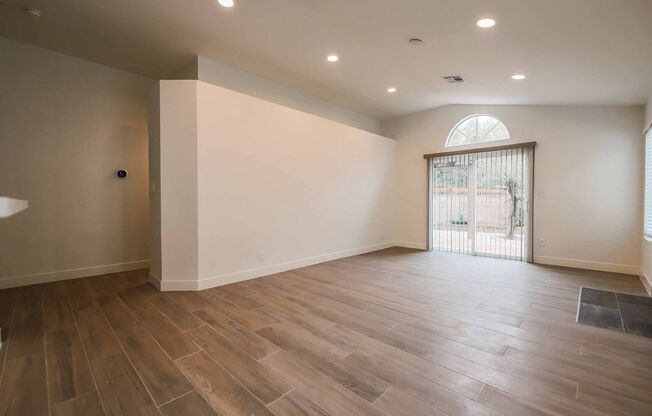 Gorgeous Fully Remodeled 3 Bedroom House For Lease!