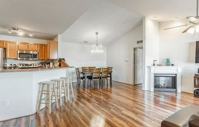GORGEOUS COMMERCE TOWNSHIP 2 BED/2 BATH MOVE IN READY CONDO!