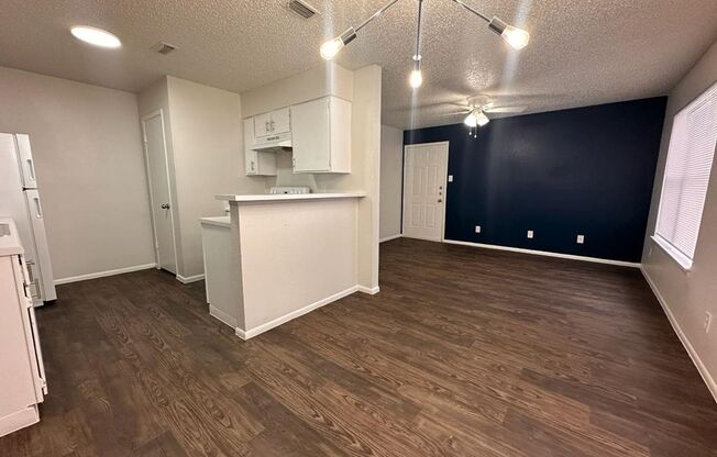 2 beds, 1 bath, 837 sqft, $1,040