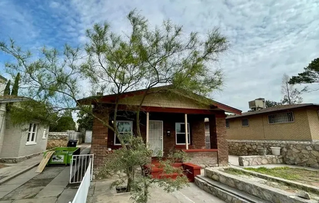 Tastefully remodeled duplex unit in Central El Paso!