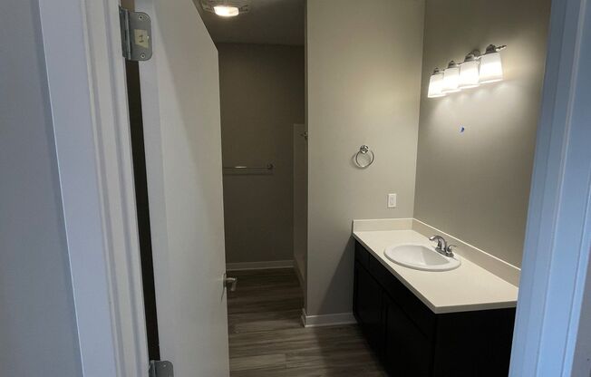 Studio, 1 bath, 550 sqft, $1,105, Unit 522