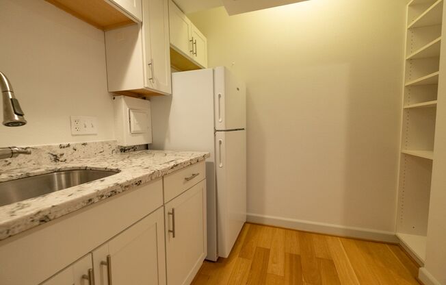 Historic Charm and Modern Comfort in Downtown with A/C!