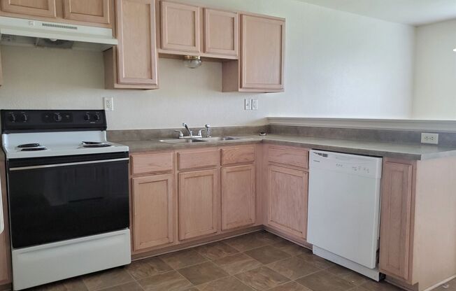 3 beds, 2 baths, 1,134 sqft, $795