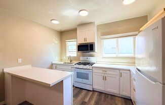 Welcome Home to Ocean Beach – Sunny Apartment with a Spacious Shared Yard