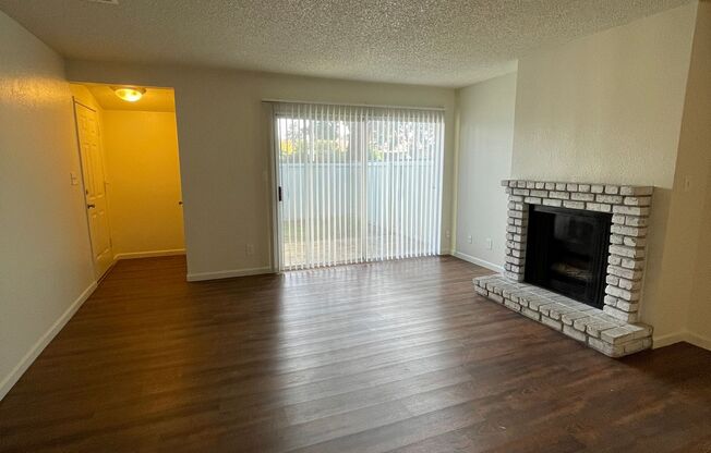 2 beds, 1 bath, 993 sqft, $1,595, Unit 13-18