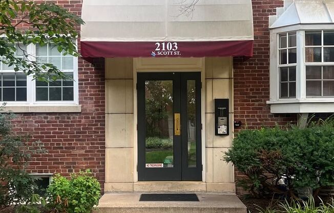 This cozy unit combines convenience, comfort, and a prime location.