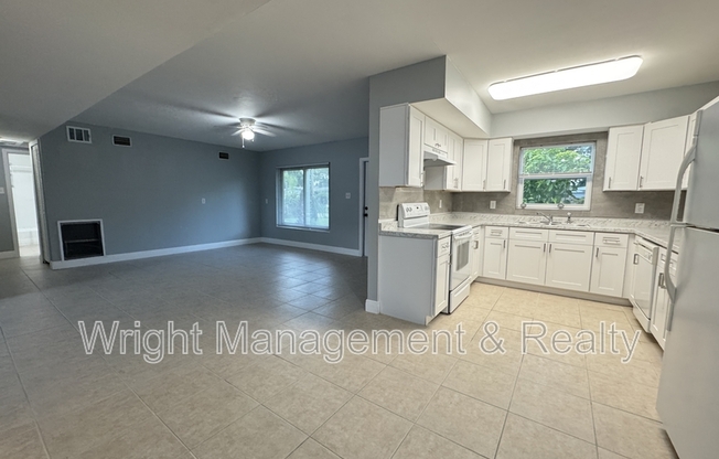 427 COUNTRY CLUB DR