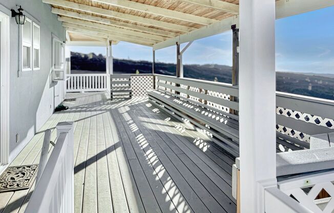 Escape to paradise with breathtaking vistas!