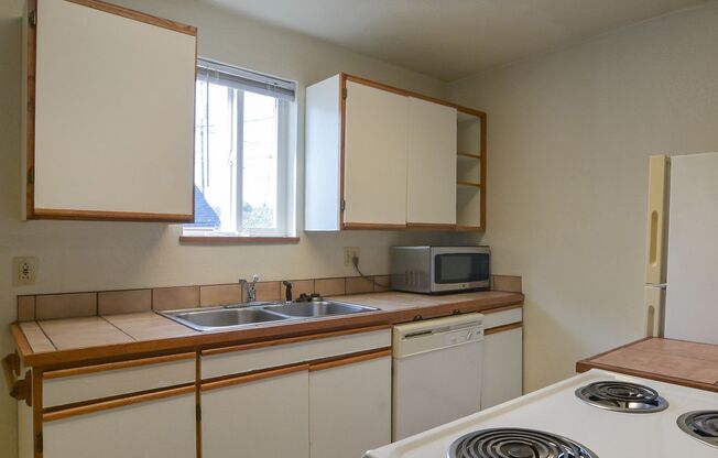 2 beds, 1 bath, $1,580, Unit 1585 Ferry Alley-1