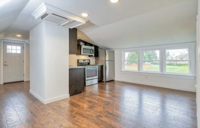 Modern & Spacious Studio – Stylish Upgrades, A/C, and Minutes from Freeway & Clackamas CC!