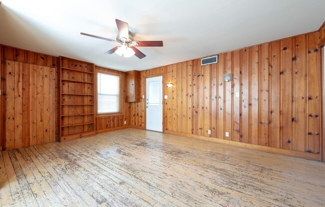 UT PRE-LEASE: 4 bed / 2 bath North Campus Home, Wood Floors, Spacious Rooms, Washer / Dryer, Backyard
