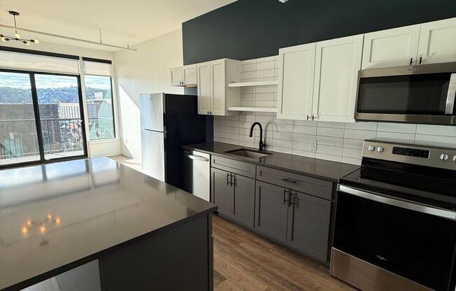 2 beds, 1 bath, 865 sqft, $2,350, Unit Unit 612