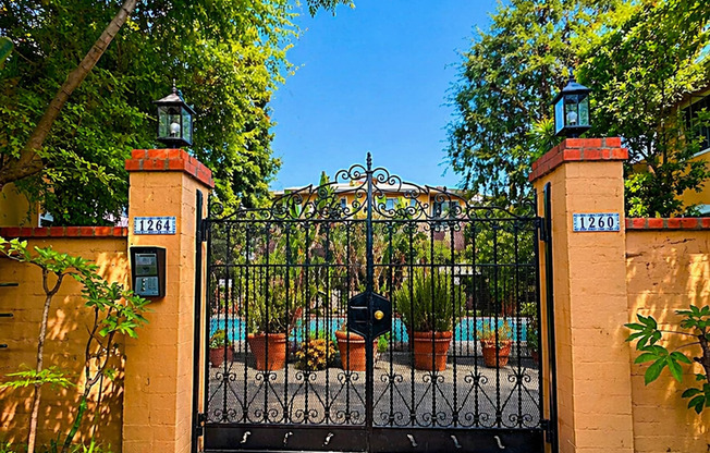 Hayworth Courtyard Apartments – West Hollywood Living