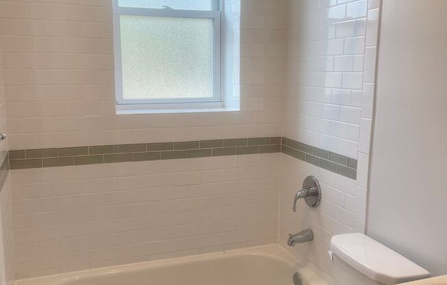 2 beds, 1 bath, 600 sqft, $1,350, Unit 1J