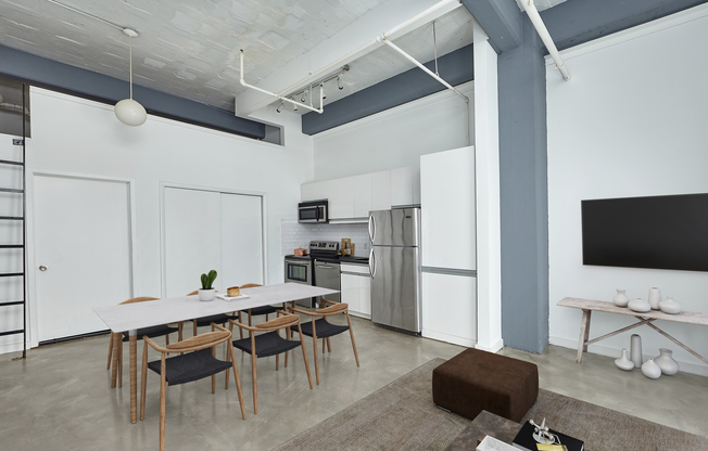 2 beds, 1 bath, $5,200, Unit 3B