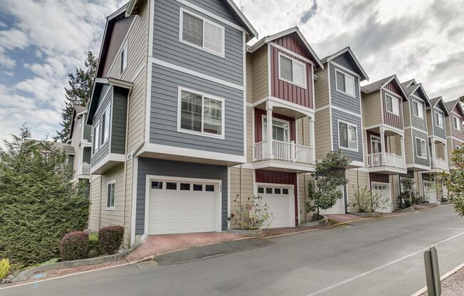 Luxury Mountlake Terrace Townhome with Garage