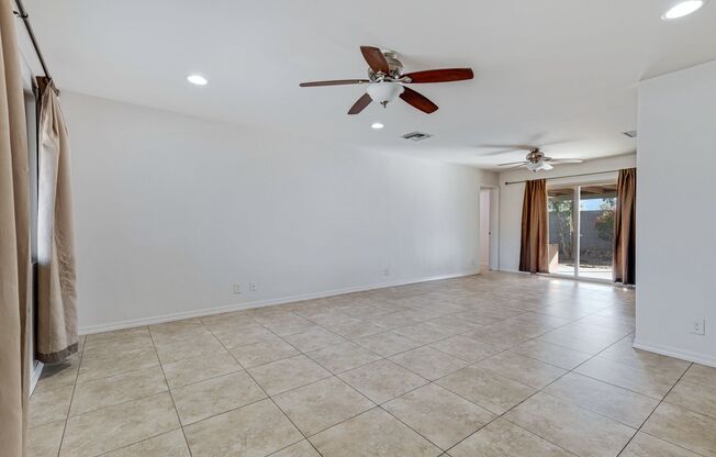 Spacious & Stylish 4/2 – Just  2 Miles from ASU!