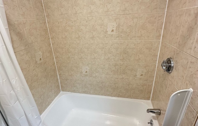 4 beds, 1 bath, $3,450, Unit 3
