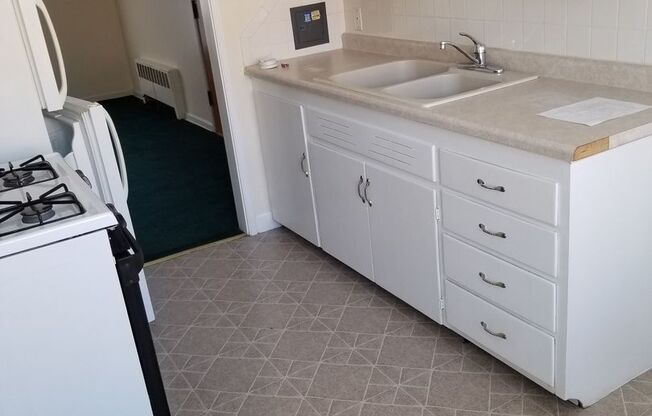 2 beds, 1 bath, $895, Unit 10