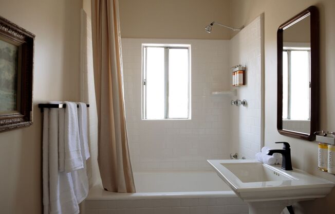 Studio, 1 bath, 275 sqft, $2,199, Unit 402