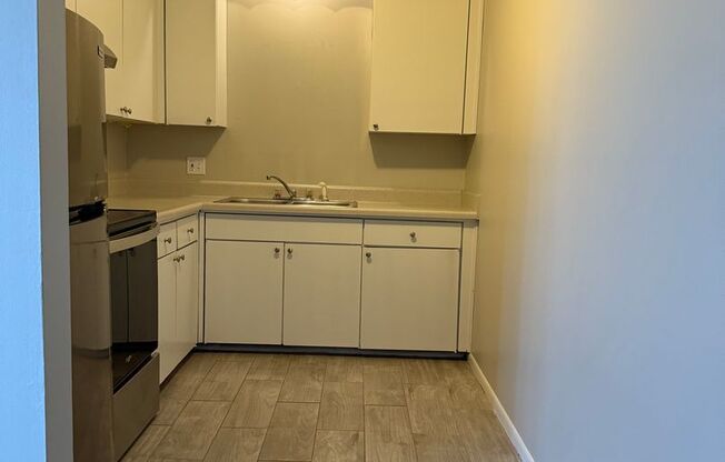 2 beds, 1 bath, 1,000 sqft, $1,195, Unit B24
