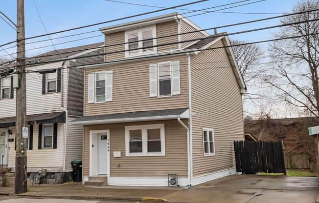 Luxury 3-Bedroom, 2.5-Bathroom House in Sharpsburg!