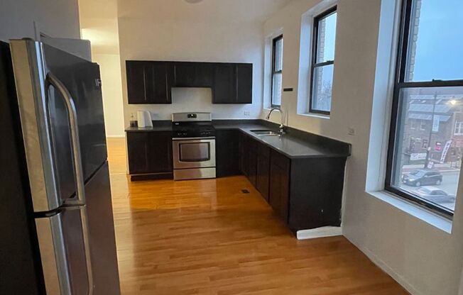 3 beds, 1 bath, $2,000, Unit 3F