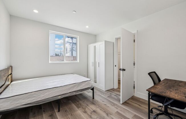 MH 1340 W 37th St