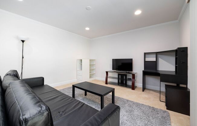 Furnished and Spacious 1 Bedroom Apartment Close to UCSD! Water Included!