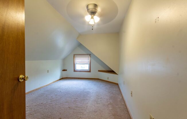 2 beds, 1 bath, $1,000, Unit Unit 4