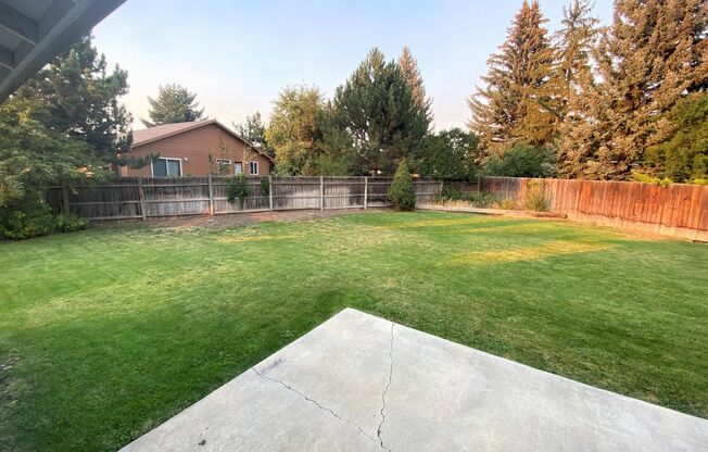 3 Bed on Cul-de-sac with Great Backyard and Lawn Service!